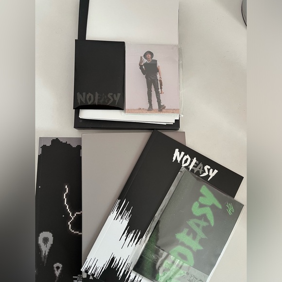 STRAYKIDS “NO EASY” ALBUM - Picture 3 of 3